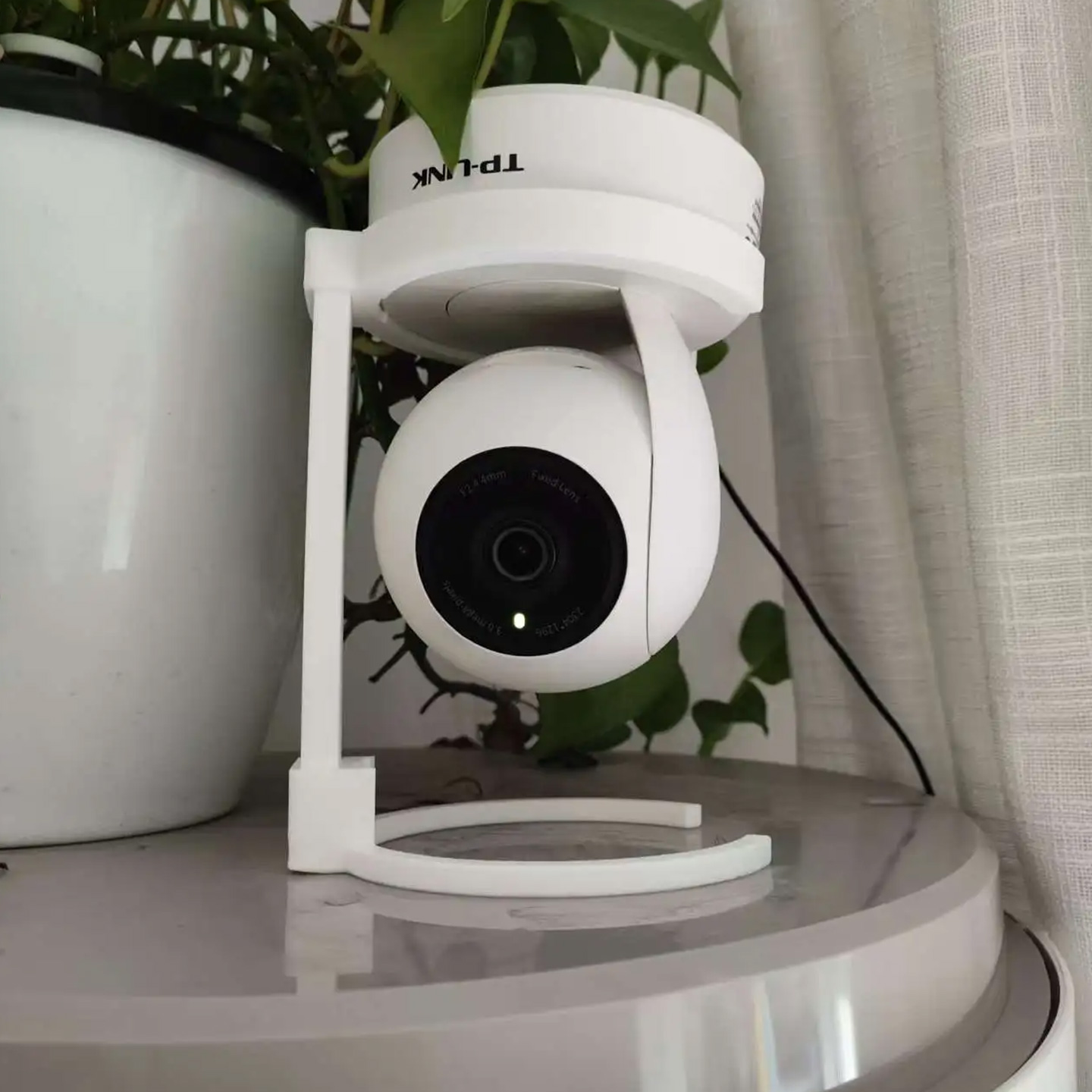 حامل كاميرا قابل للتركيب على ا - مراجعة Eufy Camera E220 وسعره
